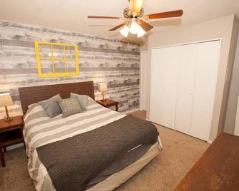 Hip & Cozy to Explore the City or Catch a Game - Pittsburgh - Schlafzimmer