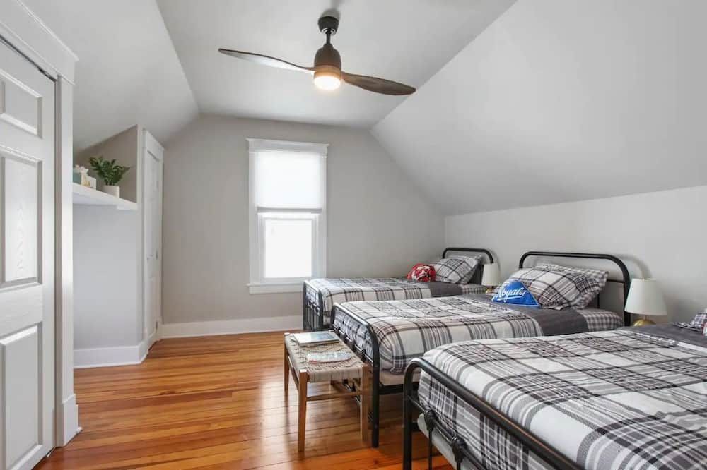 Bedroom view of Cheerful 4 bedroom close to historical/sport sites