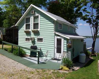 Lakefront cottage on first basin of Lake James. Dock, sandy bottom, great sunset - Angola - Building