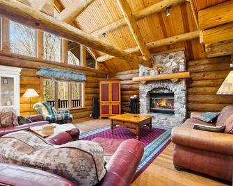 Charming 3-bedroom Log Cabin by the lake - Fish Creek - Living room