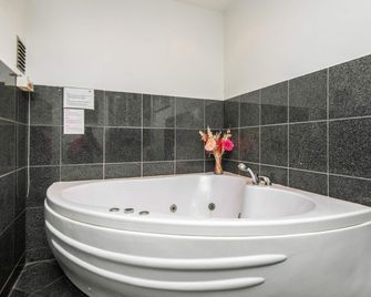4 star holiday home in Ebeltoft - Ebeltoft - Bathroom