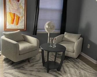 Peace of mind on a big mansion, close to all local stores. - Harleysville - Sala de estar