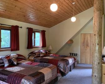 Helmcken Falls Lodge - Clearwater - Bedroom