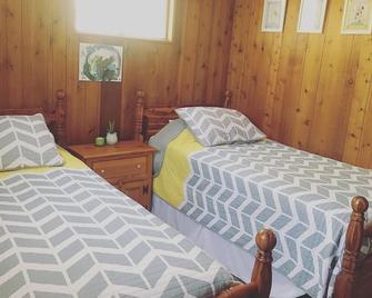 Cabin with a hot tub in the woods - Kunkletown - Bedroom
