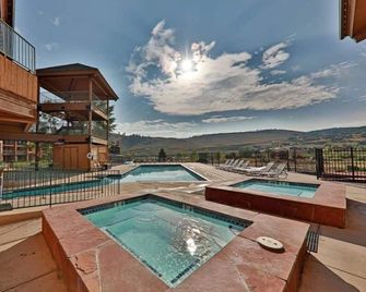 New and Cozy! - Granby - Piscina
