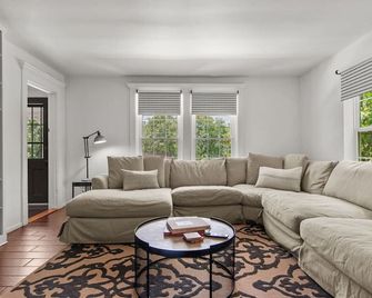 Cheery 4 Br Country Farmhouse Near Baseball And Skiing! - Bloomville - Living room