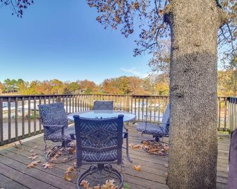 Lakefront Eucha Escape w/ Views & Boat Slip! - Eucha - Balcón