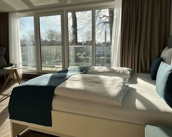 Hotel Schöne Aussicht, Stilvoll modern, direkt am Rüstersieler Hafen - Вільгельмсгафен - Спальня