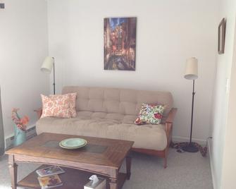 2 Bedroom Newly Renovated Townehouse, Beautifully Decorated At Garfield House - Lee - Living room