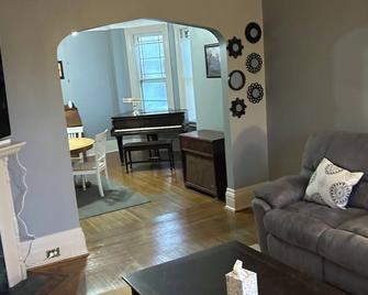 Historical District Getaway [Lower] - Olean - Sala de estar