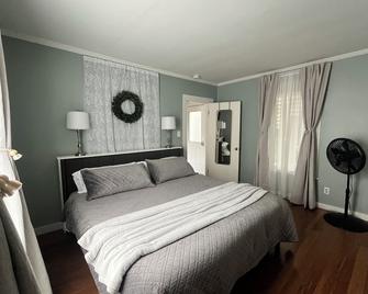 Willard Beach–Apartment Near Portland & Parks - South Portland - Bedroom