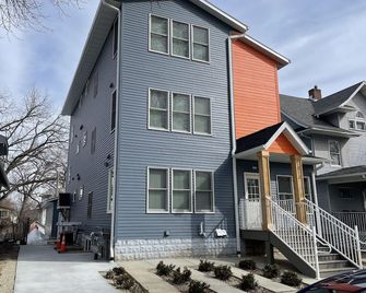 Penthouse Suite—Steps from Mayo Clinic Hospital - Rochester - Building