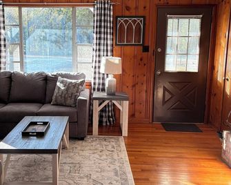 Cozy Farmhouse Retreat , Family & Pet Friendly, Near Beaches, casino and Mobile - Stockton - Living room