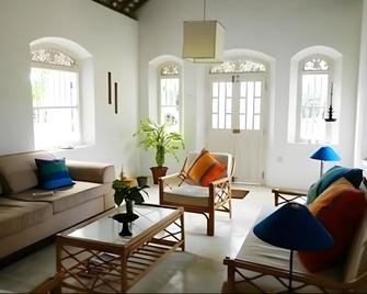 Cafe Ceylon - Koggala - Sala de estar