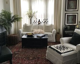Beautiful Historic Row House - Geneva - Living room
