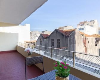 Host Wise - Trendy Bright Flats with Jacuzzi - 5 min Beach - Matosinhos - Balcón