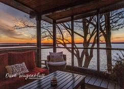 \'Sunrise Cottage\' Beautiful Lakefront Panoramic View W\/ Hot Tub and Boat Dock - Vinita - Varanda