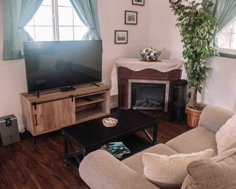 Coastal Studio - Brookings - Living room
