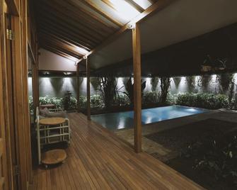 Ayom Java Village Solo - Colomadu - Kolam