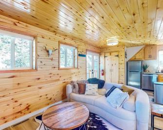 Stone Fly River Cabin - Howard - Sala de estar