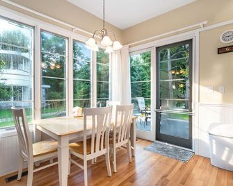 Sleepy Hollow Beach Resort introduces Cottage 14A - South Haven - Dining room