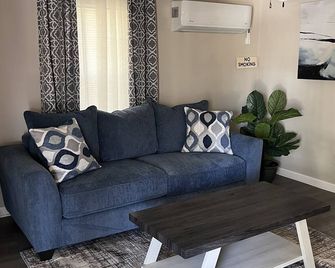 Skipper 3- Charming 1-bedroom apartment in Rockingham with WiFi, AC - Rockingham - Living room