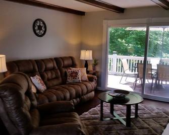 A Great Get -A -Way! - Vine Grove - Living room