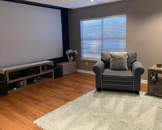 Huge 2-story, 4-bedroom with 4K Movie Theater and 6 beds - Live Oak - Living room