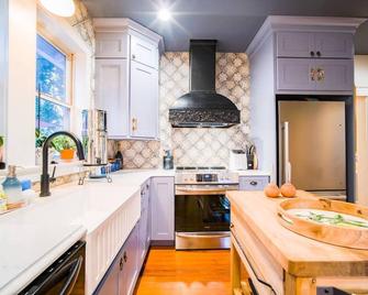 The Cullman Haus-Steps Frm Cullman High-Chore Free - Cullman - Kitchen