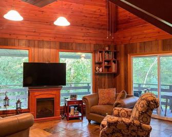 Stunning all season Cottage surrounded by nature! - Brighton - Living room