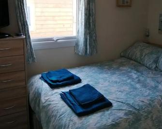 The Beach Hut Home from Home in Leysdown on Sea - Sheerness - Bedroom