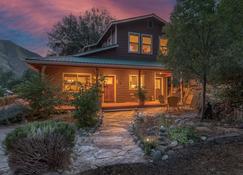 Delightful Home and Property Minutes from Yosemite - El Portal - Building