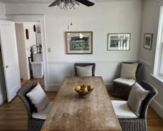 Sunny, Quiet, Convenient, Third Floor Apartment - Cambridge - Dining room