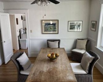 Sunny, Quiet, Convenient, Third Floor Apartment - Cambridge - Comedor