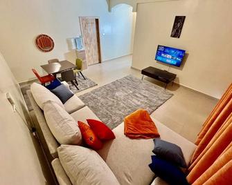 Spacious 1,2 Bedroom Apartment With Gym,swimmiming Pool &lake View - Nakuru - Living room