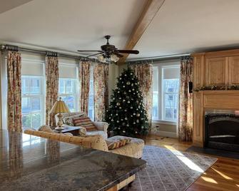 Private Resort Like Getaway - Close to Wachusett Mountain Ski Resort! - Barre - Living room