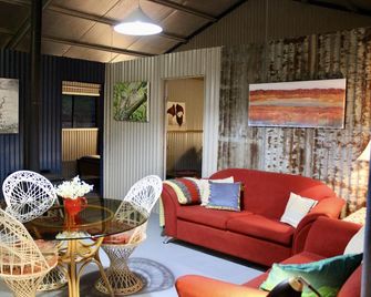 Balingup Rustic Retreat - Marian Ponds..Saltwater swimming pool, great gardens - Balingup - Sala de estar