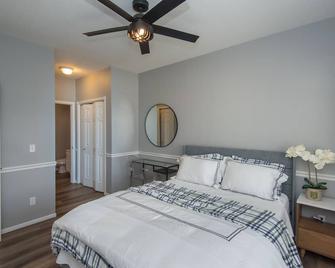 come & stay awhile - Waukee - Bedroom