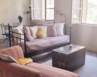 La Doucette Provencale Cozy Nest In Avignon - 亞維儂 - 客廳