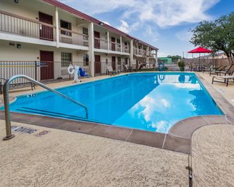Red Roof Inn Houston East - I-10 - Houston - Pool