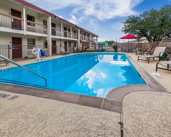 Red Roof Inn Houston East - I-10 - יוסטון - בריכה