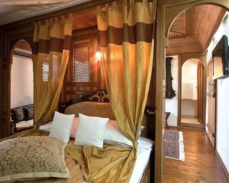 Bosnian National Monument Muslibegovic House - Mostar - Bedroom