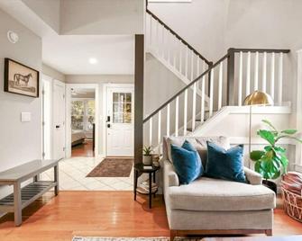 The Outpost Camelback Walk to Ski, Swim, and Fun! - Tannersville - Sala de estar