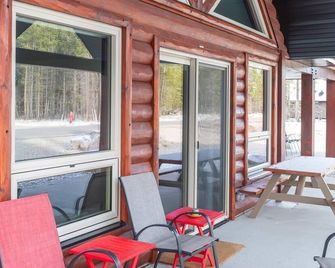 The Sundance Cabin - Valemount - Patio
