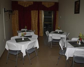 Dokua Royal Hotel - Kwabenyan - Restaurant