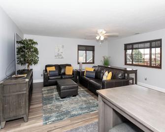 Central Huron Modern Apartment ! - Huron - Living room