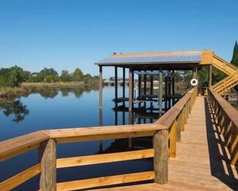 Just off Hwy 90 near Walmart close to work shopping and easy access to I-10 - Moss Point - Balcony