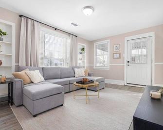 2BR house minutes from Holston Valley & Eastman - Kingsport - Living room