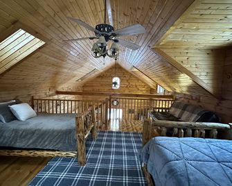 Maplewood Cabin: Secluded Romance with Private Hot Tub while Star Gazing. - Ferryville - Bedroom