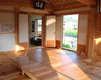 Ongyejongtaek Sambaekdang - Andong - Obývací pokoj